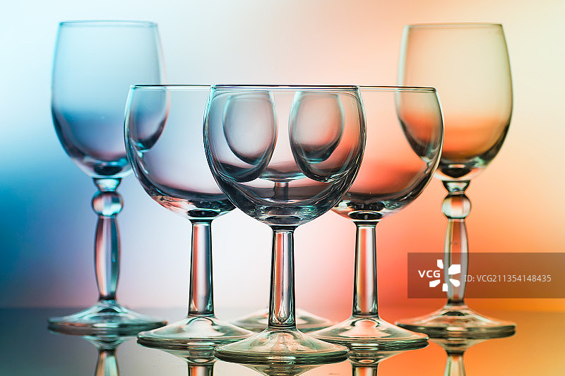 灰色背景下空酒杯的特写图片素材