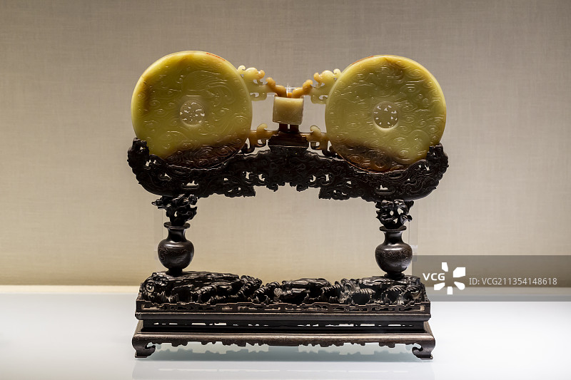 北京故宫珍宝馆：黄玉雕连环璧（清）图片素材