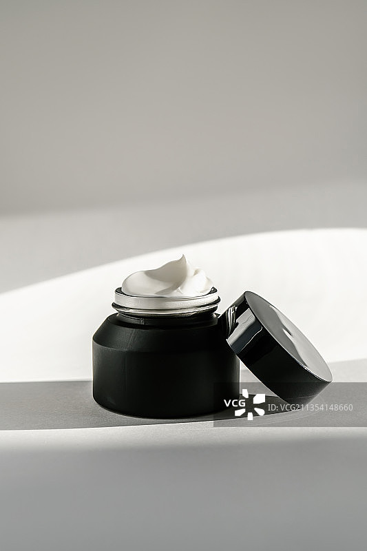 桌子上的手电筒特写图片素材