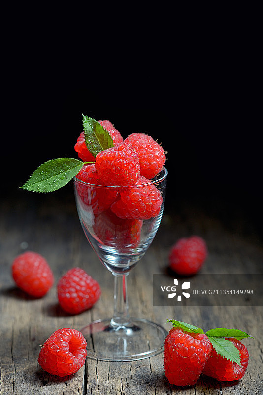 桌上玻璃杯中覆盆子特写图片素材