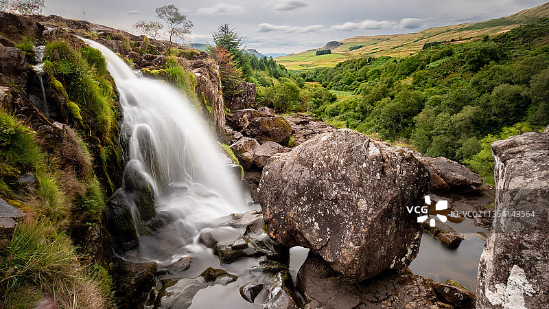 英国斯特灵瀑布的壮丽景色图片素材