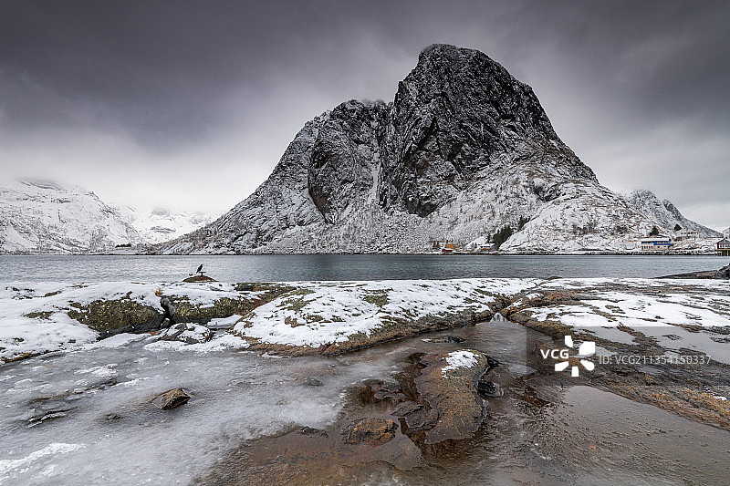 挪威莫斯克内斯市的雪山风景图片素材