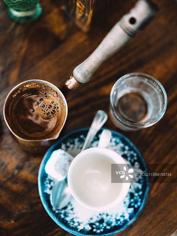 高角度观察桌上的茶图片素材