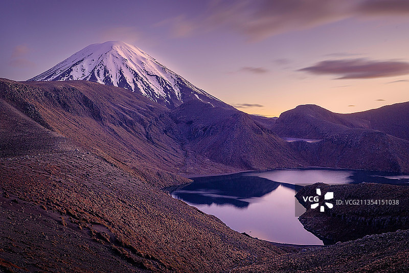 新西兰汤加里罗国家公园日落时分的湖光山色雪山风光图片素材
