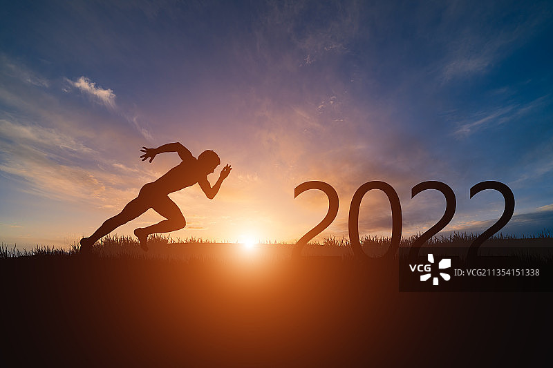 一个人从2021奔跑到2022图片素材