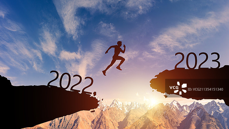 一个人从2021奔跑到2022图片素材