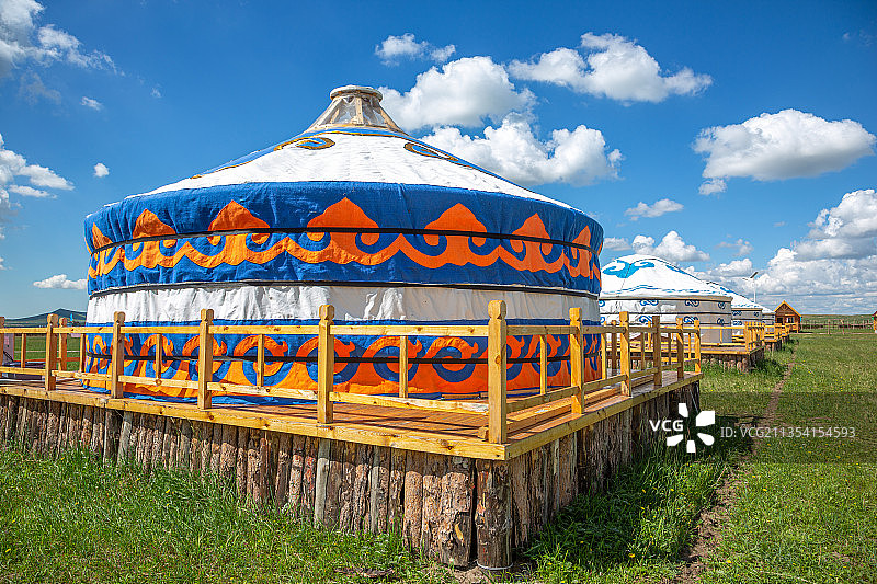 草原蒙古包蓝天白云图片素材