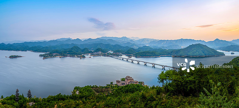 中国浙江千岛湖大桥日落风光图片素材
