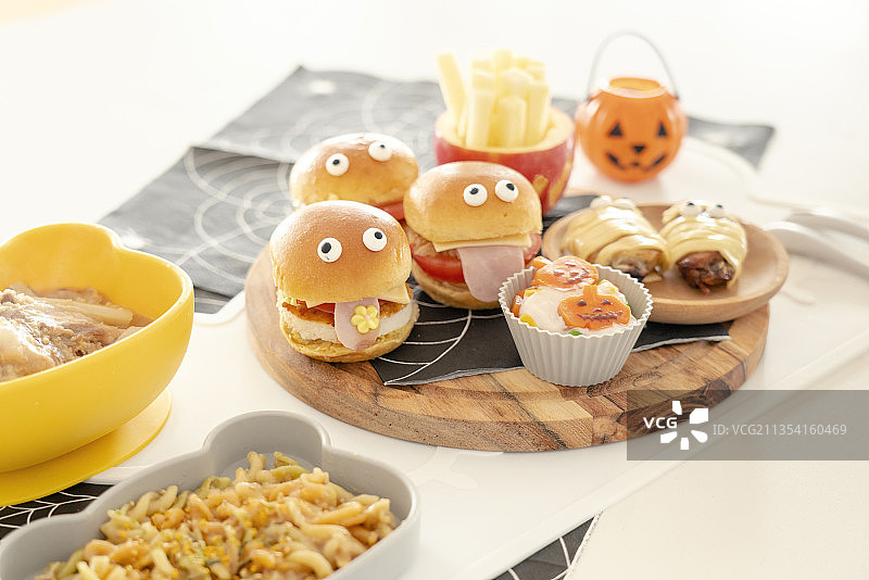 万圣节儿童餐汉堡烤翅蔬菜色拉图片素材