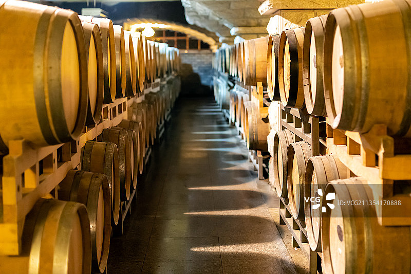 山东烟台葡萄酒庄酒桶图片素材