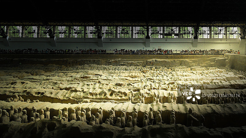 阳光照耀下的兵马俑图片素材