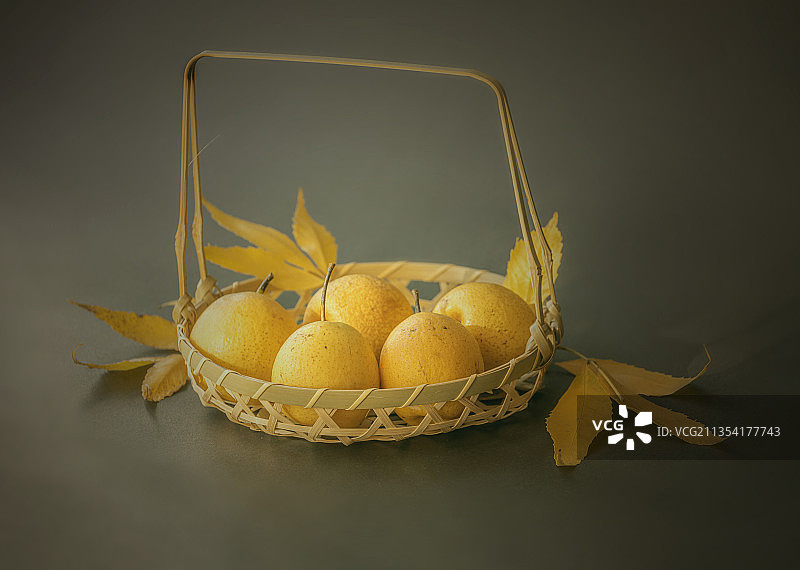 丰收啦！一篮子山梨图片素材