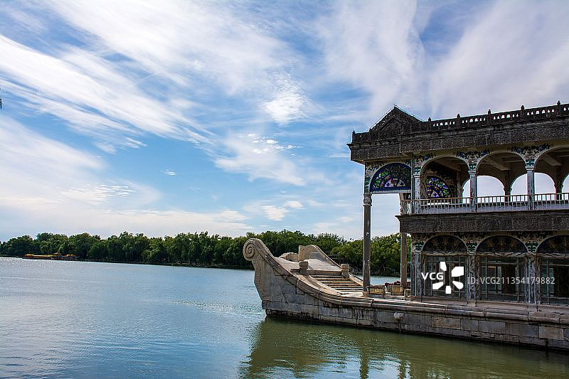 蓝天白云下的昆明湖图片素材