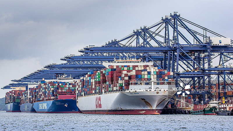 2021繁忙的海上货物运输，盐田港停满了满载的集装箱货轮图片素材