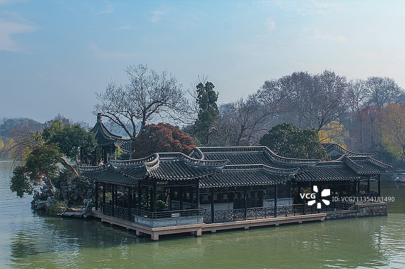 中国江苏扬州瘦西湖里古建筑和湖水桥梁图片素材