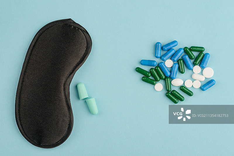 蓝色背景上药丸的俯视照片图片素材