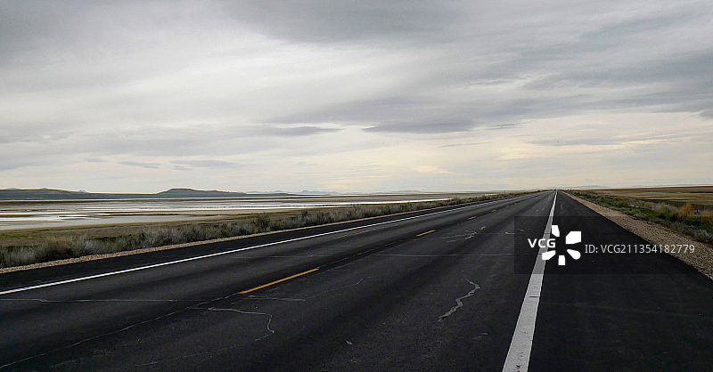 美国犹他州羚羊岛的空旷道路图片素材