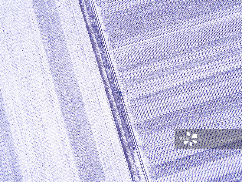 白雪覆盖下的田地图片素材