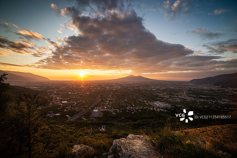 意大利那不勒斯日落时分天空下的城市景观航拍图片素材