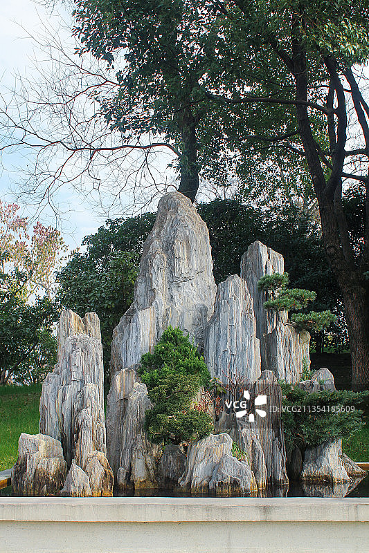 中国江苏扬州瘦西湖里的盆景假山和建筑图片素材