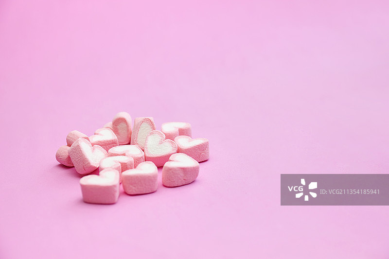 粉色背景上的药丸特写图片素材