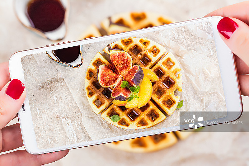 女子手持托盘中的食物图片素材
