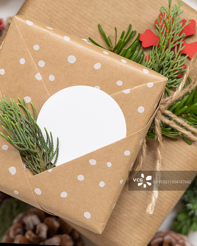 俯视角度拍摄的桌面圣诞礼物图片素材