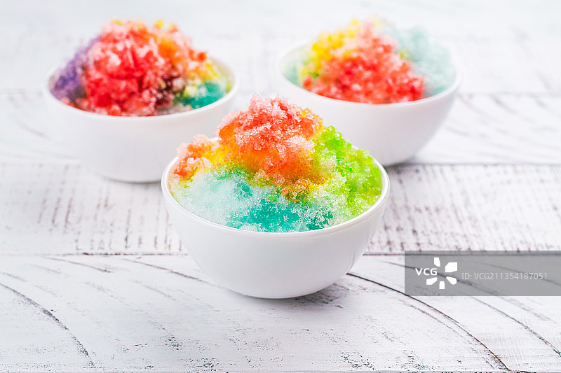 桌上碗中色彩鲜艳的甜食特写图片素材