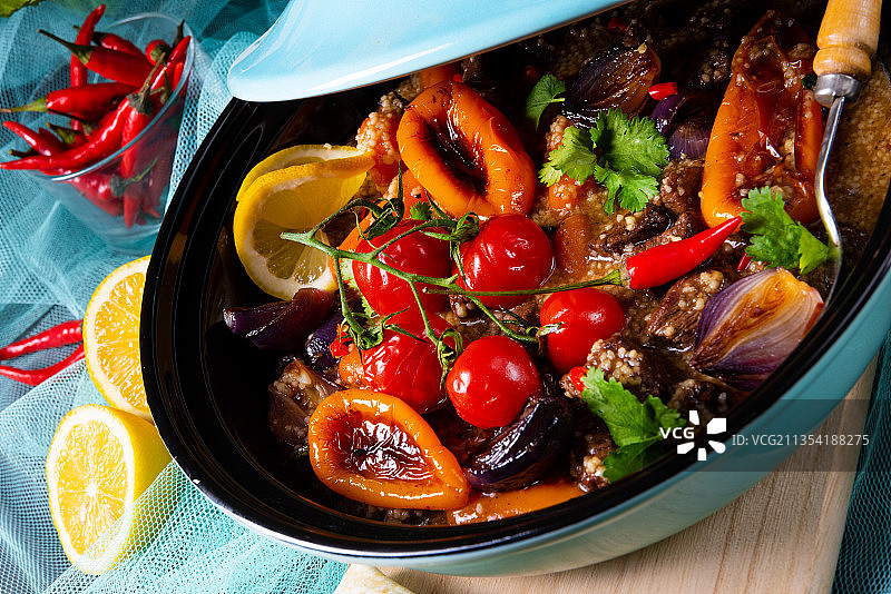 高角度的食物在碗上的桌子图片素材