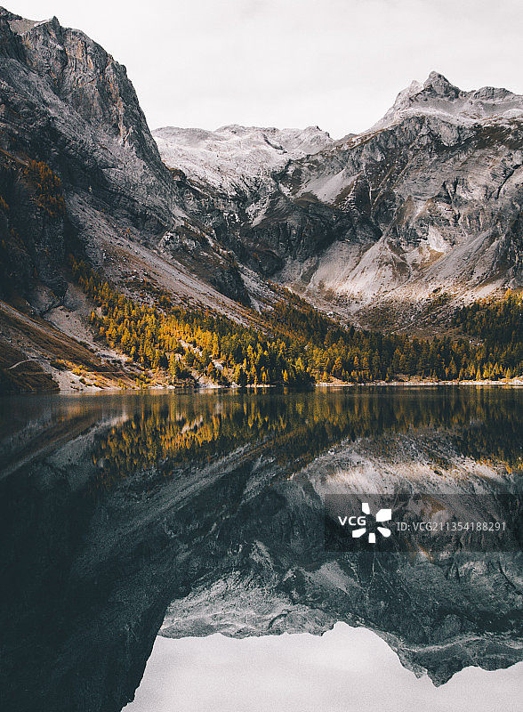 瑞士阿扬雪山湖泊美景图片素材