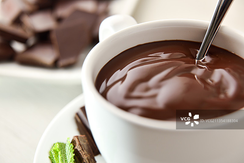 桌子上碗里的巧克力特写图片素材