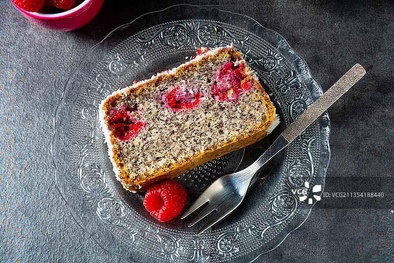 桌子上盘子里蛋糕的高角度视图图片素材