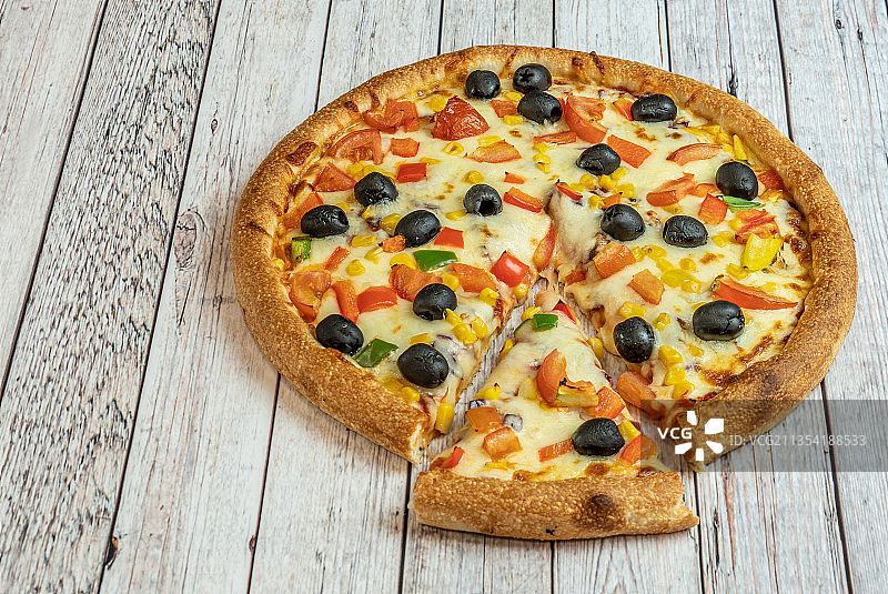 桌上披萨的高角度图片素材