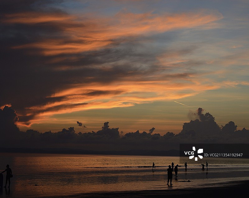 日落时分印度安达曼-尼科巴群岛海滩上的人群剪影图片素材