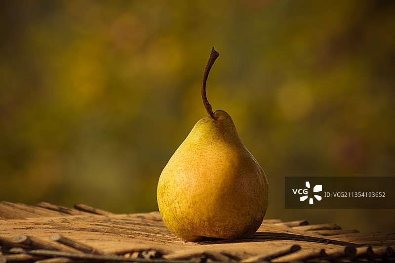 木质上的梨特写图片素材