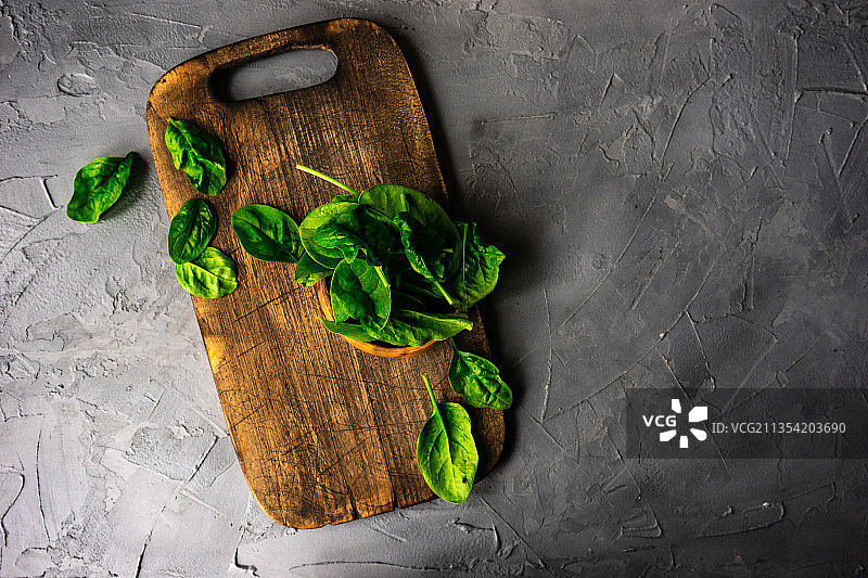 砧板上的罗勒叶图片素材