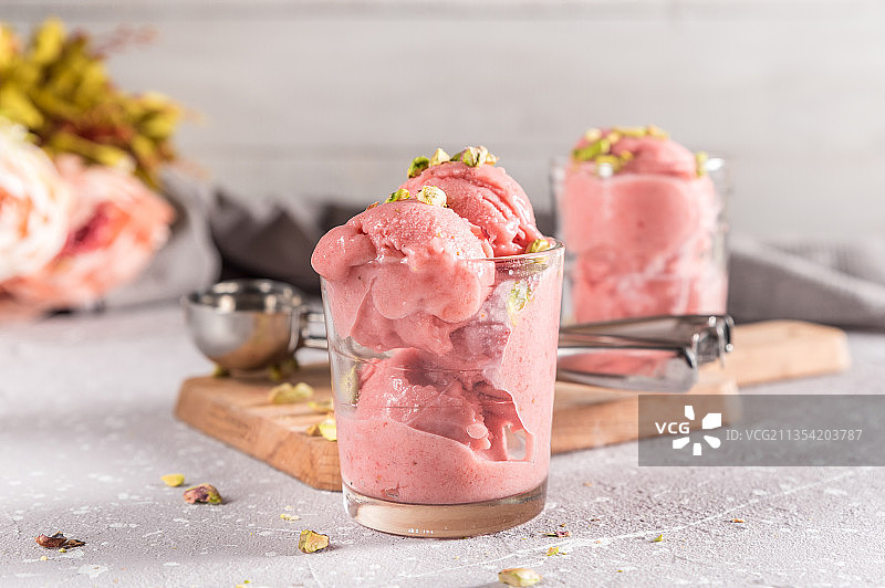 桌子上的冰淇淋特写图片素材