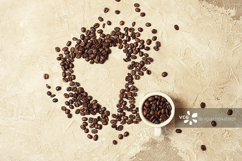 桌上的烤咖啡豆顶视图图片素材