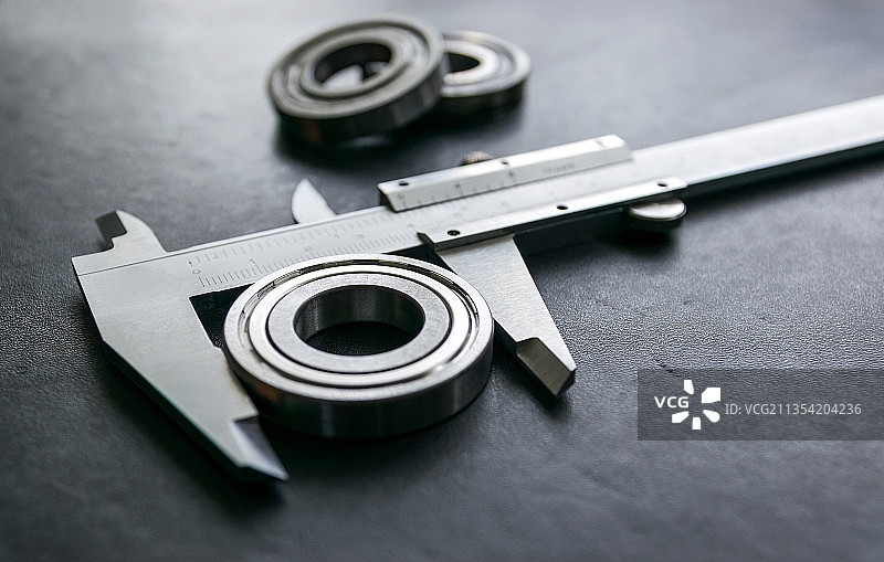 桌子上的枪特写图片素材