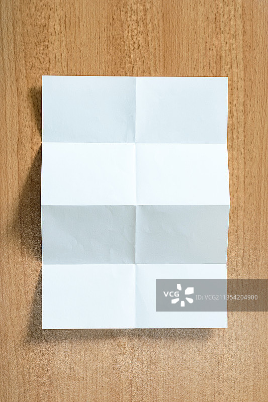 木桌上空白纸张的俯视图图片素材