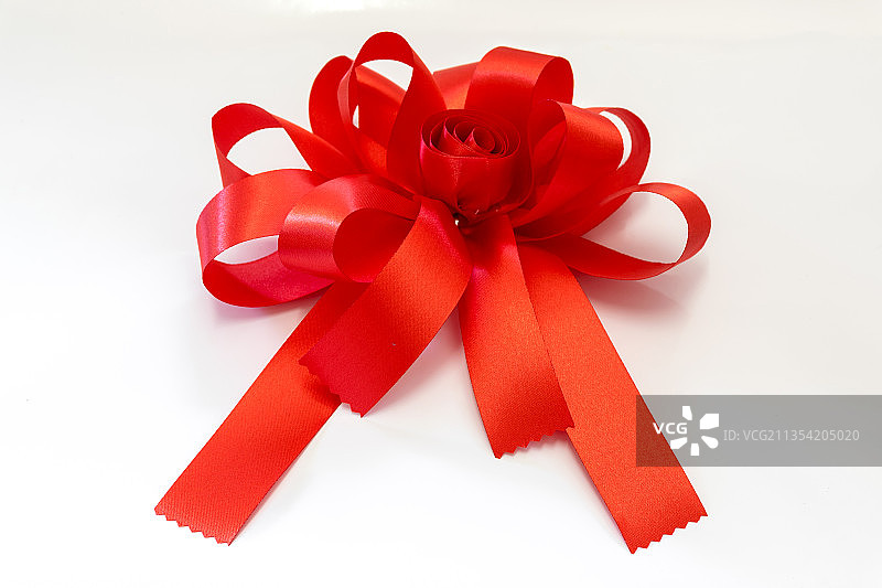 白色背景上的红色丝带特写图片素材