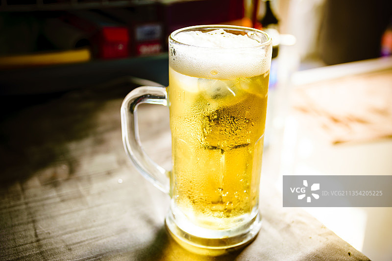 桌子上啤酒杯的特写图片素材