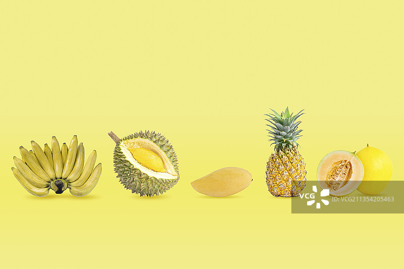 黄色背景下的水果特写图片素材