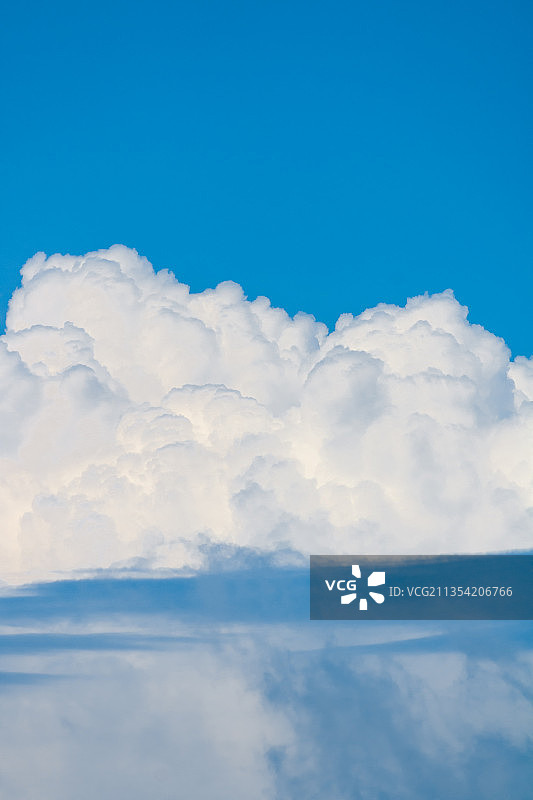 天空中的云的低角度视图图片素材
