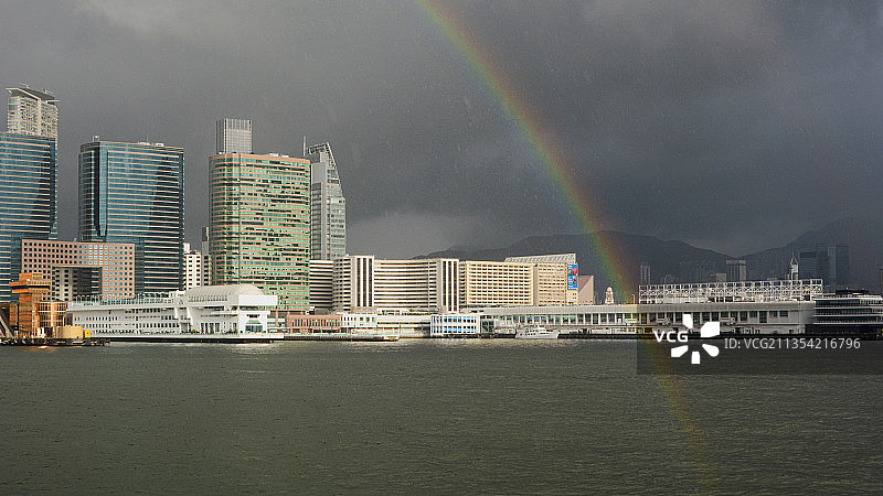 风雨彩虹——中国香港九龙尖沙咀 维多利亚港 粤港澳大湾区图片素材