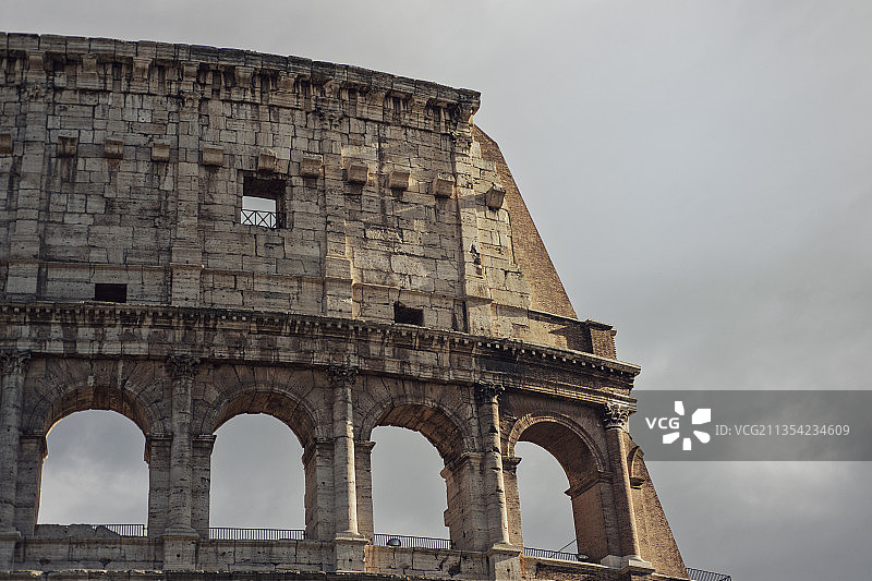 意大利科洛塞奥广场天空背景下的罗马竞技场低角度景观图片素材