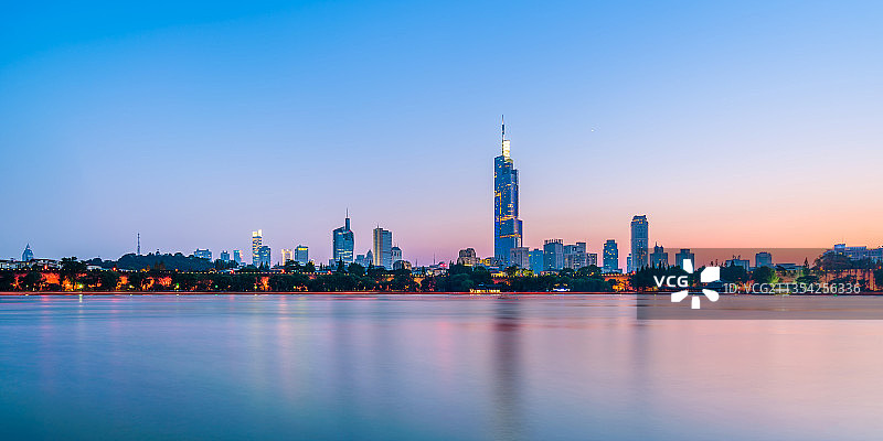 中国江苏南京玄武湖游船和紫峰大厦城市天际线夜景图片素材