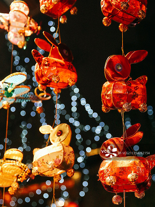 新年春节闹市上的兔子花灯图片素材