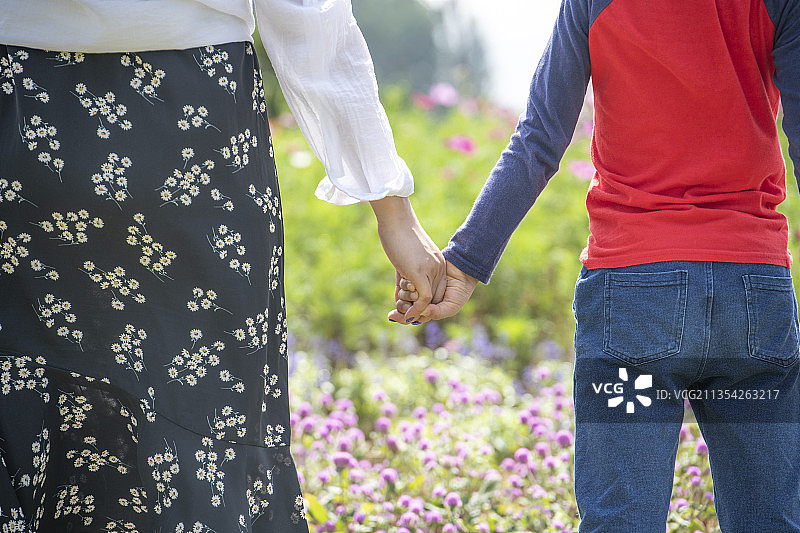 拉着手的母子图片素材