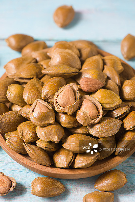 碟子里剥开的杏仁图片素材
